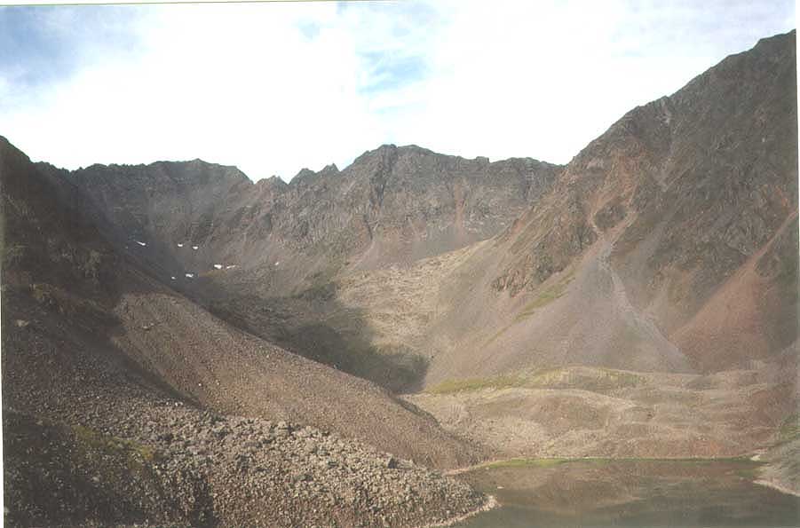 Вид на кулуар Долгожданного со стороны Подковообразного озера